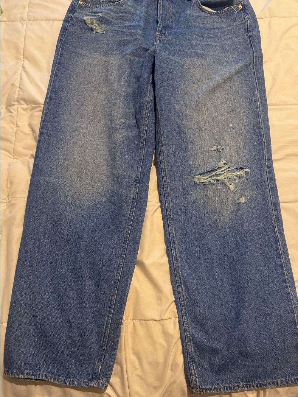 Universal Thread Mid Rise 90’s Baggy Wide-Leg Distressed Jeans in Medium Blue.